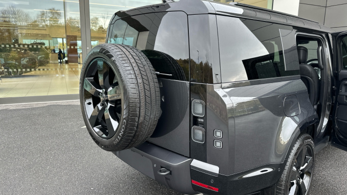 Land Rover Defender 3.0 D350 X-Dynamic HSE 130 5dr Auto Diesel Estate - Image 24